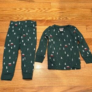 Hanna Andersson Green Pajama Set with Festive Print